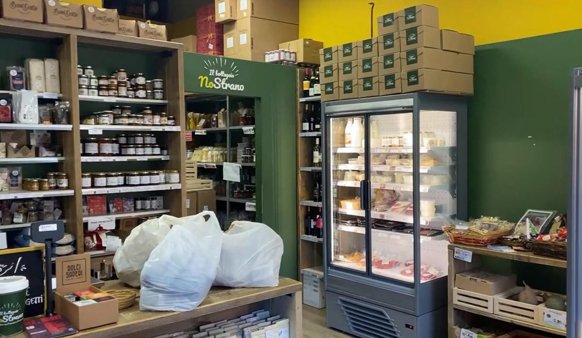 Il Bottegaio NoStrano, il negozio-laboratorio della cooperativa in via Tartini, quartiere Dergano, Milano